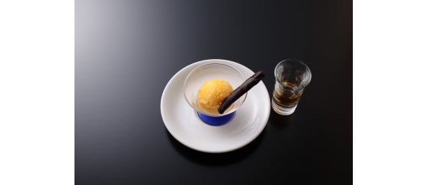 デザートはジャック ダニエルをかけて食べる「オレンジシャーベット」(300円)