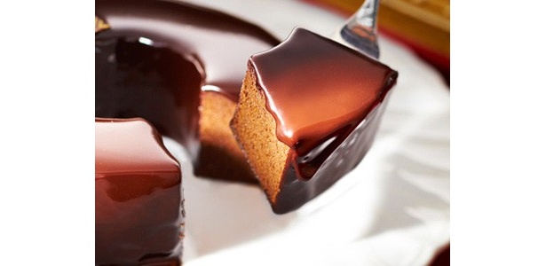 チョコ味のバウムクーヘンに濃厚なチョコレートをかけた「神戸フランツ」のチョコとろバウム（2000円）※毎日限定50個