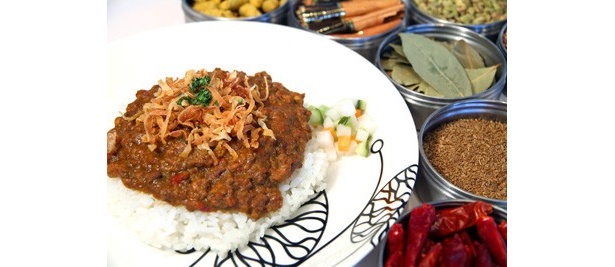 80年前世界中を航海していた豪華客船で振舞われていたという伝説のカレー。「ラヴィマーナ神戸」の熟成！神戸ドライカレー（840円）※毎日50食限定