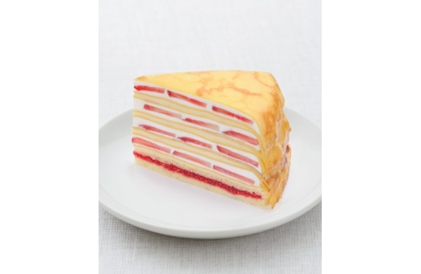 イチゴ、ラズベリージャムなどを27層にも重ねた「イチゴのミルクレープ」(561円)