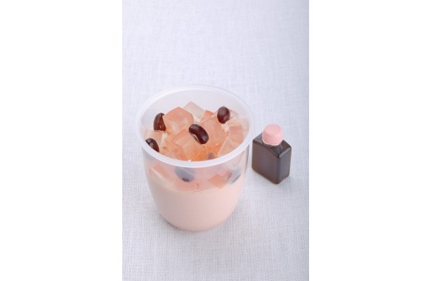 桜の時期の期間限定商品「なめらかさくらプリン」(351円)
