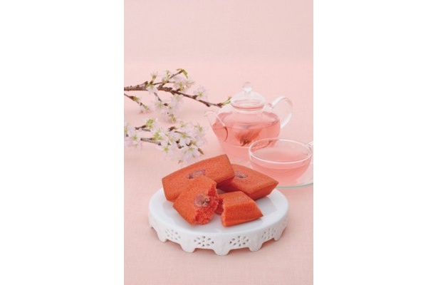 表面の桜の塩漬けがアクセントの「桜のフィナンシェ」(210円)