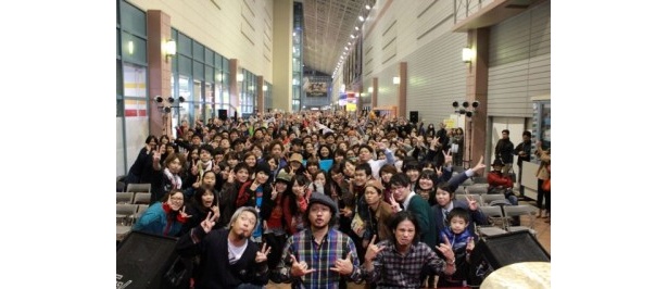 ライブ後は駆けつけたファンと記念撮影