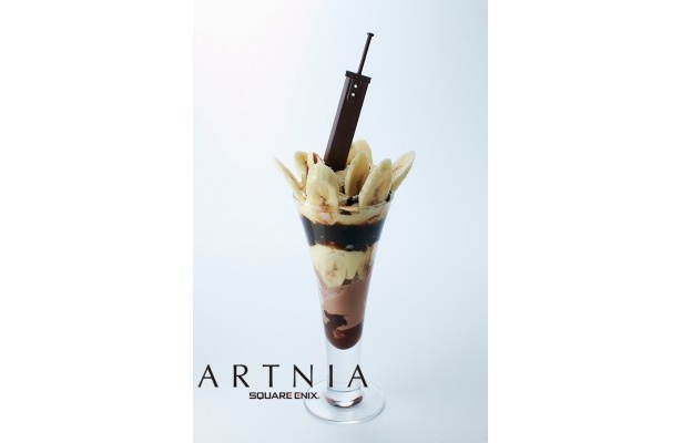 チョコレートパフェ（900円）。チョコパンナコッタ、コーヒーゼリー、バナナ、バニラアイスにアクセントはバスターソード！