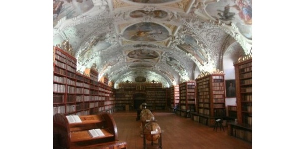 【写真を見る】美しい！歴史あるストラホフ修道院図書館