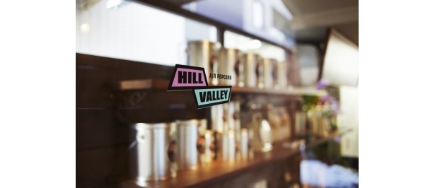 「Hill Valley」のロゴカラーはピンクとブルーでキュート