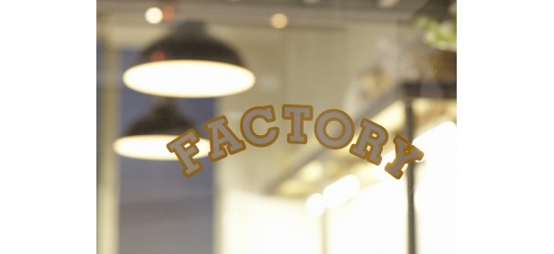 店舗に併設された工場から、毎日出来立てのポップコーンが運ばれる