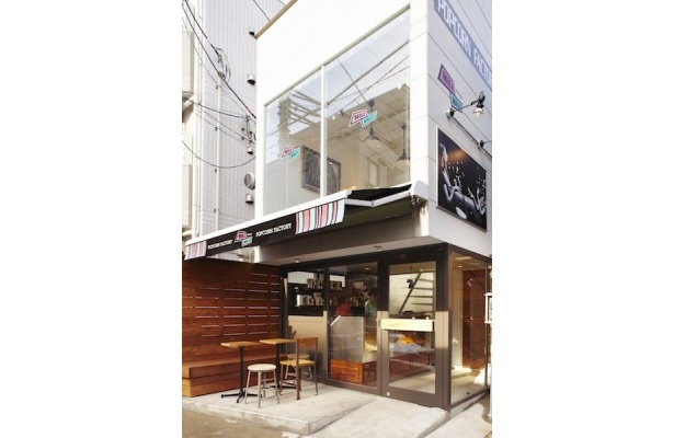 外観はスタイリッシュなガラス張りの2階建て