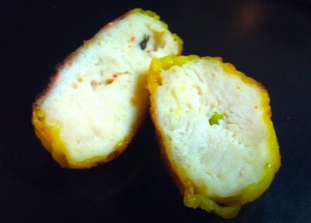 熱々の“親子丼味”の中身はネギや黒ごま、一味唐辛子など
