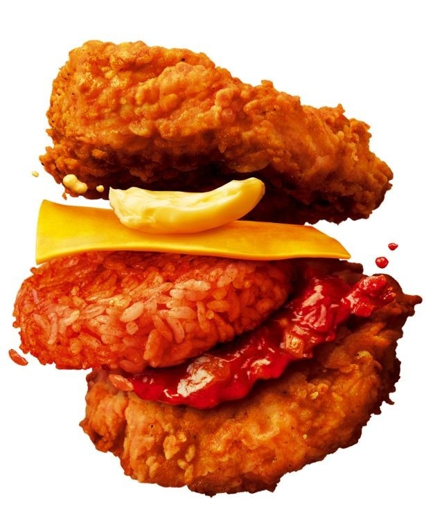 【写真を見る】ケチャップライス、チェダースライスチーズ、特製トマトソース、特製マヨソースがサンドされている！