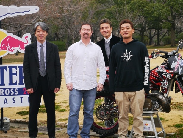 記者発表には橋爪伸也氏（写真左）、テス・セウェル氏（中央左）、、佐藤英吾選手（右）の3名が登壇した。