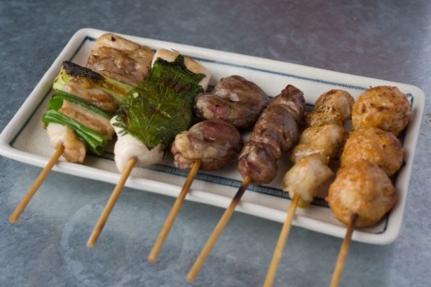 ささみのかつお梅紫蘇など、創作ものの「焼き鳥」(90円～・1本)も美味しい！