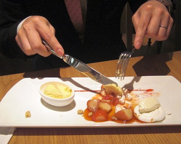 「苺のキャラメリゼ 軽いメレンゲとクレーム エペス添え」は皿の上で全てを混ぜながら食べる