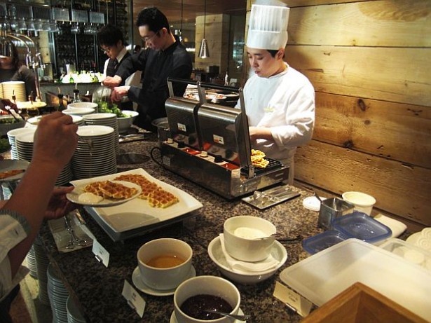 焼きたてワッフルも食べられる。同ブッフェにはピッツァやサラダなどの軽食もあり