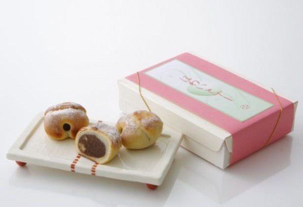 白餡にチョコと胡桃を加え焼き上げた「鈴合せ ちょこ」