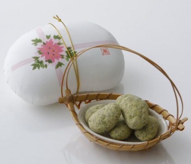 ジャスミンの茶葉を混ぜ込んだホワイトチョコでコーティングした甘納豆「白花豆しょこら」