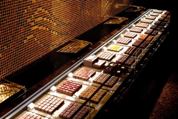 贅を極めた上質なチョコレートが並ぶ「ショコラ」のショーケース