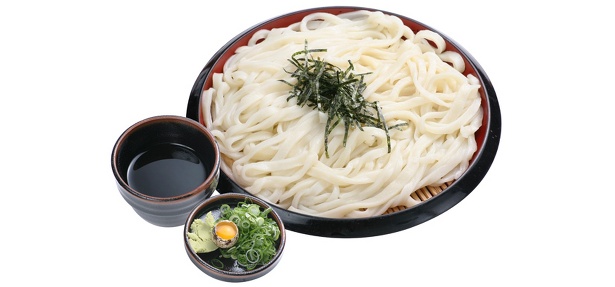 「手打ちうどん 釜信」の「ザルうどん」(500円)。1時間近く足踏みで仕上げた麺は注文を受けてからゆでる。強いコシとシコシコした歯ごたえ、ツルンとした喉ごしがクセに!!　麺ツウにはザルか釜揚げで!!