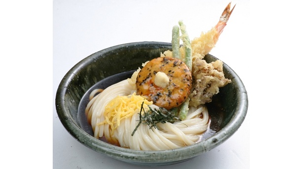 「饂飩 きぬ川」の「ひりゅうずぶっかけ」(1080円)。長野産の小麦粉特有の繊細な甘味を引き出した麺に、自家製のひりゅうずは揚げたてをサッと和風あんにくぐらせてトッピング。早い者勝ちの１日10食限定メニュー!!