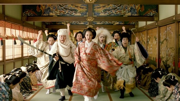 大奥の廊下を勢いよく走ってくる、剛力、森三中、その他女性たち