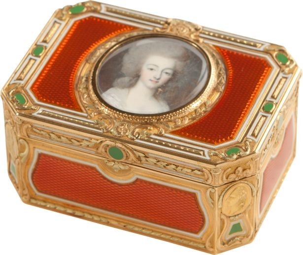 ジャン＝ジョゼフ・バリエール≪マリー・アントワネットの肖像画で装飾された小箱≫1774年　金、七宝　ナポレオン財団蔵