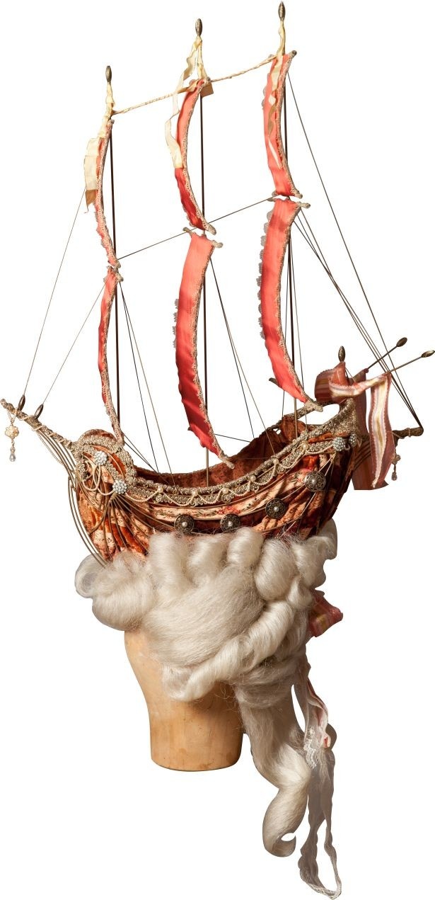 軍艦「ベル・ブル（美しき雌鳥）」のヘアスタイル（復元）（協力：Prelle、atelier caraco canezou）