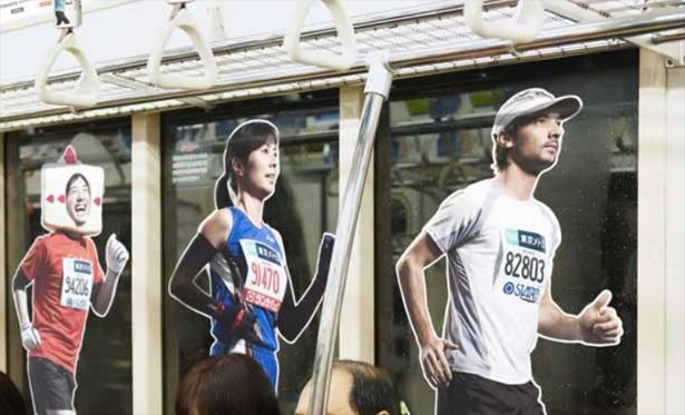 【写真を見る】車内の窓にはランナーの姿が出現