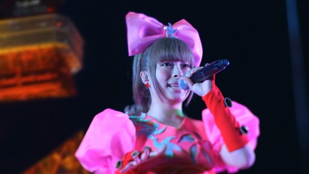 【写真を見る】ライブ当日のきゃりー画像集。この日の特別衣装は、LEDライトと道路標識の反射板!?