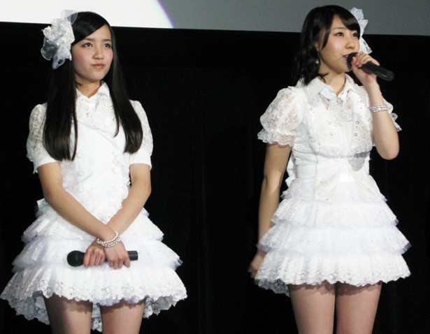 昨年の活動を振りかえってコメントする藤江れいな（右）と加藤玲奈（左）