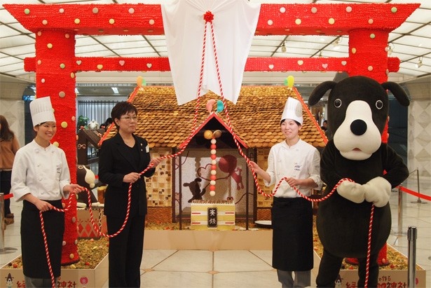 バレンタイン時期に合わせ、お菓子で作られた「縁結び なんばワン神社」が2/9(土)～14(木)なんばウォークに登場！