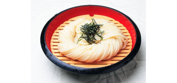 独自のブレンド小麦を踏み、寝かせて作る自家製麺。1日限定300玉