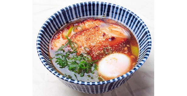 カツオと昆布、豚の脂で毎日仕込み、トロみを出した『ざるチャーシュー』専用スープ