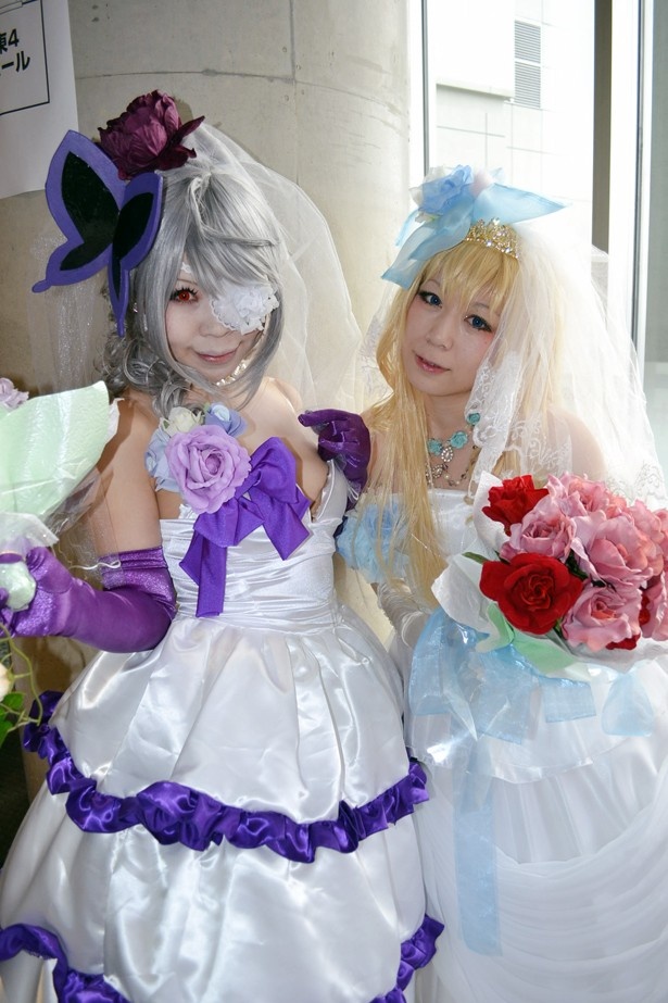 ウェディングドレス風の衣装が似合っている　写真15/40