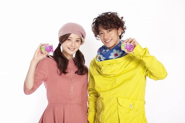 佐藤健、佐々木希が新CMで“うしろまえ”ファッション。プライベートでの失敗も披露