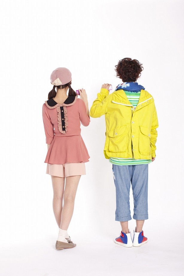 後ろ姿の佐々木希と佐藤健