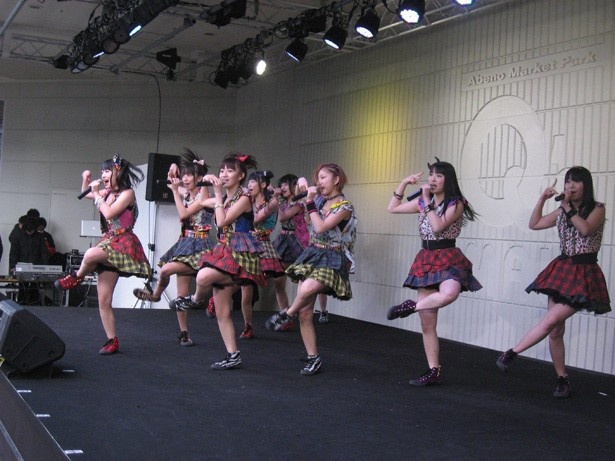 あべのキューズモールでミニライブを行った「Cheeky Parade」
