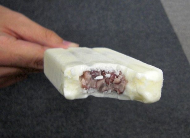 【写真を見る】プレミアムロールケーキの生クリームと、「あんこやシリーズ」の小豆を合わせた和風のアイス！