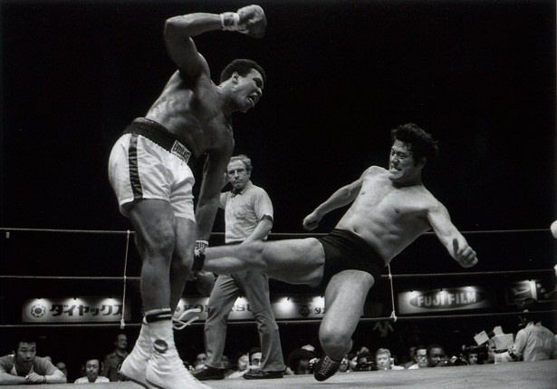 異種格闘技戦で、モハメド・アリにスライディングしながらキックを叩き込む猪木(1976年6月撮影)