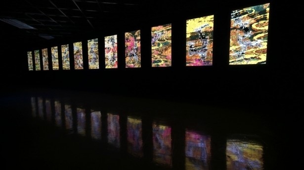 【写真を見る】古典絵巻に3次元空間と時間軸を導入した新たな作品「花と屍」