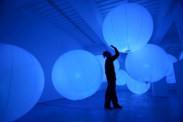周囲の人々の行為によって色や光や音を変える「teamLabBall（チームラボボール）」