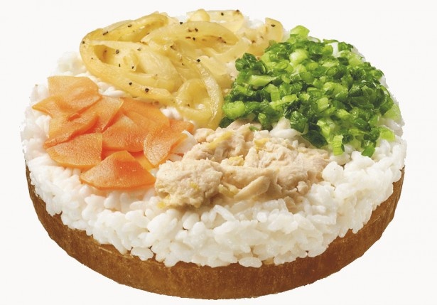 【写真を見る】スープ、ご飯、具が一つになっている。具は鶏肉、玉ねぎ、にんじん、青ねぎを使用