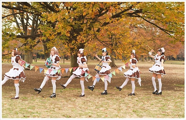 メイドたちの行進を写した1ショット