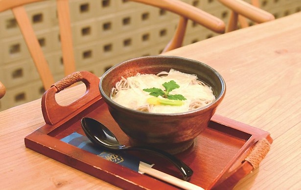 蕎麦カフェダイニング 楽の「京湯葉蕎麦」(900円)