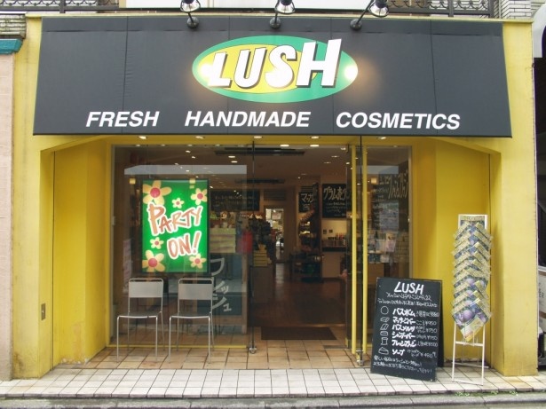 【写真を見る】日本1号店の「LUSH 自由が丘店」