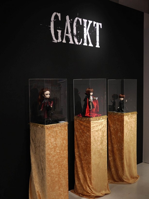 様々なポージングのGACKT ミゼラブルver.が展示