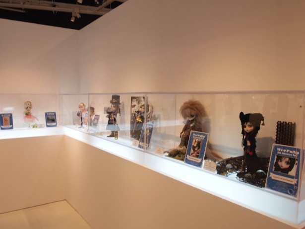 様々なアーティストとのコラボモデルが展示