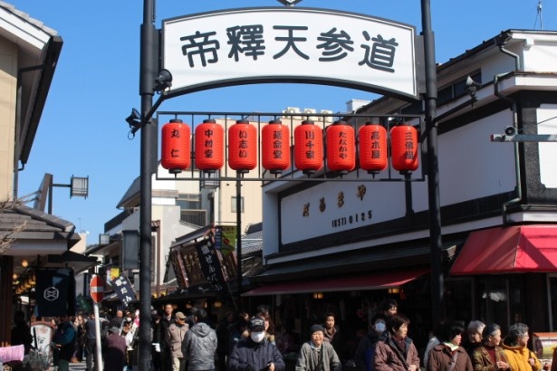 普段よりも賑わう参道