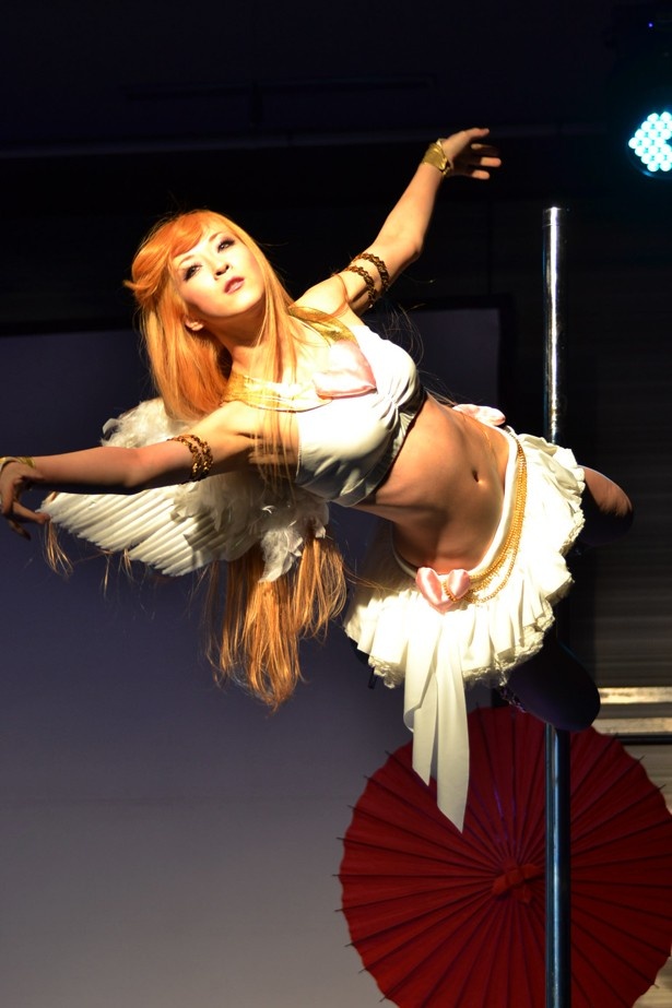 劇中の変身シーンをイメージしたダンス