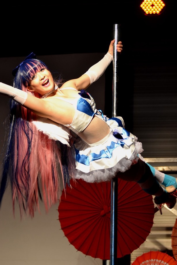 アクロバティックなダンスを披露