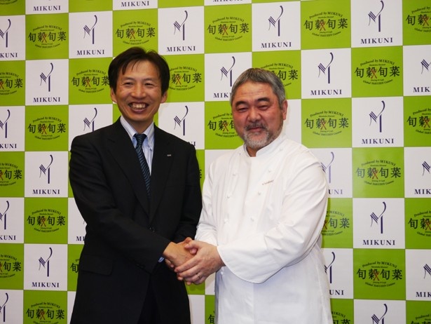 記者発表に登壇したロート製薬株式会社 代表取締役会長 兼 CEO 山田邦雄氏（写真左）とオルテ・ドゥ・ミクニ 三國清三氏（右）